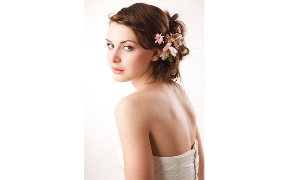 How to Wear Fresh Flowers on Your Hair